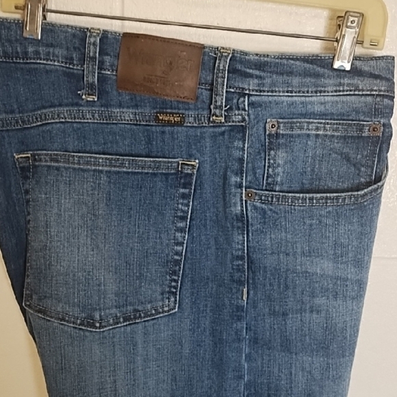 Wrangler Regular Fit Denim Jeans with Subtle Fading - Picture 3 of 9